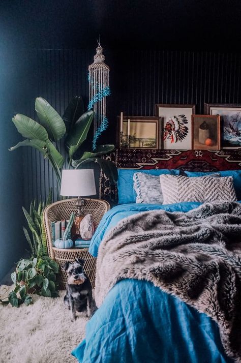 These bedrooms are some of our favorite rooms from house tours. We love the midcentury modern side tables, blush pink details, dark cozy interiors and paint color choices, colorful maximalist spaces and bright minimalist rooms. Bohemian Bedrooms, Bohemian Chic Decor, Eclectic Bedroom, Minimalist Room, Bohemian Bedroom, Bedroom Boho, Cozy Interior, Remodel Bedroom, Low Ceiling