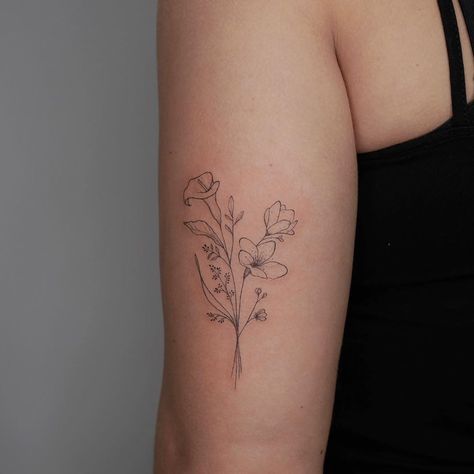 Ali on Instagram: “Delicate flowers ♥” Men Floral Tattoo, Floral Tattoo Simple, Floral Tattoo Drawing, Floral Tattoo Forearm, Simple Floral Tattoo, Delicate Floral Tattoo, Floral Arm Tattoo, Delicate Flower Tattoo, Flower Bouquet Tattoo