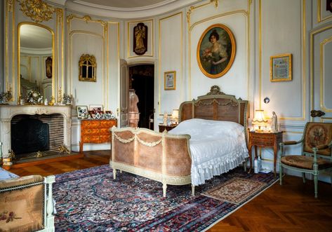 Le Petit Versailles, Pooky Lighting, and Dorothy Draper Decorating Weekend - The Glam Pad 18th Century Castle, Article Of The Week, Dorothy Draper, Glam Pad, English Castles, Opulent Interiors, Pooky Lighting, Attic Rooms, French Chateau