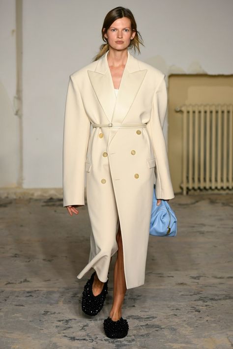 Fashion Show 2024/2025, Carven Spring 2024, Trends 2025 Fashion, Rtw 2024, White Coat Outfit, Coats 2024, Trends 2024 Fashion, Fashion Week 2024, Royal Outfits