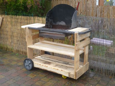 #BBQ, #Garden, #RecycledPallet Bar En Palette, Bbq Stand, Make A Fire Pit, Pallet Dog Beds, Repurpose Pallets, Bbq Table, 1001 Pallets, Garden Bbq, Recycled Pallet