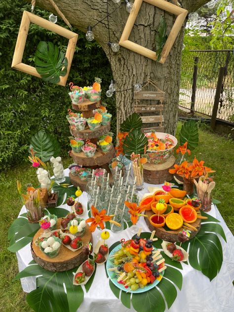 Tropic Theme Party, Tahiti Theme Party, Sliders Display Ideas, Samoan Party Decorations, Tropical Aesthetic Party, Sweet 16 Pool Party Ideas Hawaiian Luau, Tropical Bday Party, Bali Birthday Party Theme, Hawaii Bday Party