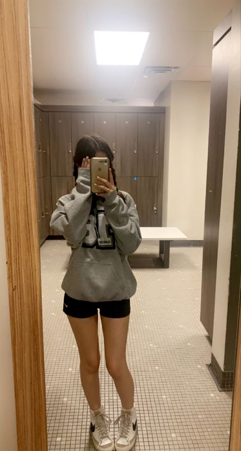 Gym Outfit Not Revealing, School Gym Outfit Aesthetic, Gym Fits Comfy, Cute Comfy Gym Outfits, Gym Strip Outfits School, Comfy Gym Fits, Black Shorts Outfit School, Cute Pe Outfits For School, Gym Class Outfits For School