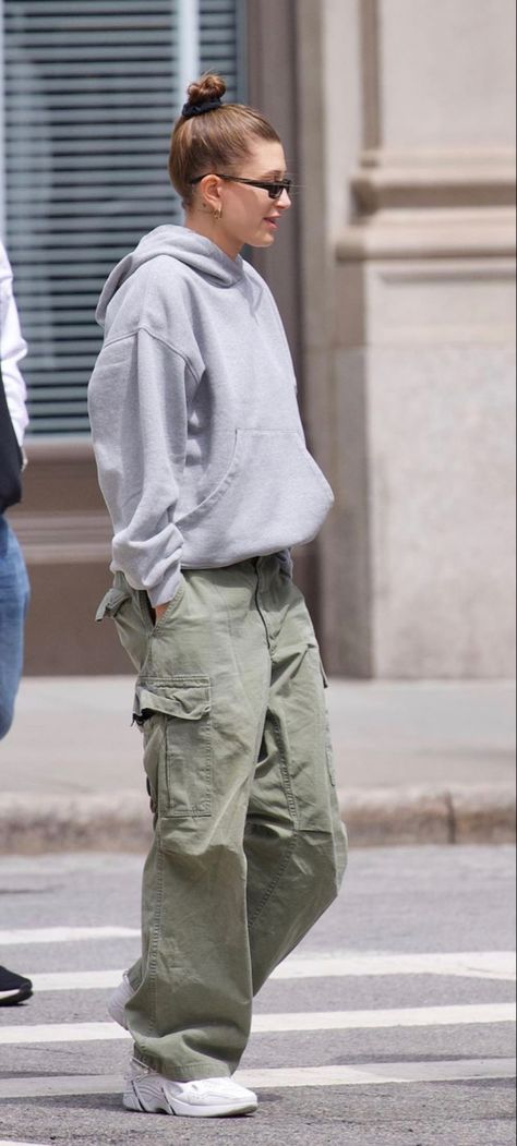 Winter Street Style Women, Gray Hoodie Outfit, Streetwear Athletic, Walking Style, Hailey Baldwin Style, Look Adidas, Looks Pinterest, Estilo Indie, Skandinavian Fashion