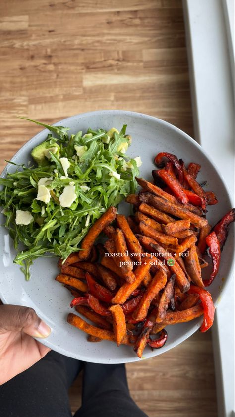 Meal With Sweet Potato Fries, Healthy Lunch Inspiration, Vegan Dinner Aesthetic, Sweet Potato Fries Dinner, Sweet Potato Fries Meal, Lunch Inspo Healthy, Healthy Lunch Vegetarian, Healthy Dinner Aesthetic, Sweet Potato Meals