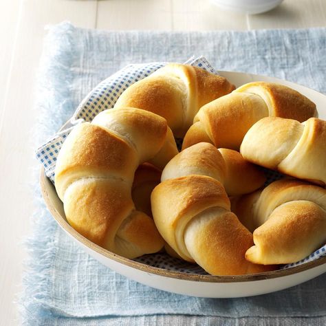 Crescent Dinner Rolls Crescent Roll Dinner Recipes, Crescent Roll Dinner, Butterhorn Rolls Recipe, Butterhorns Recipe, Oatmeal Dinner, Recipes Using Crescent Rolls, Homemade Rolls, Crescent Roll Recipes, Dinner Rolls Recipe