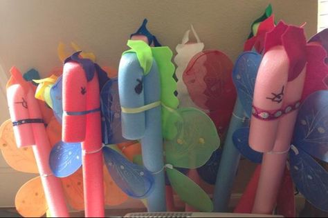 Seahorses from pool noodles--racing game? Pool Noodle Horse, Knight Party, My Little Pony Party, Horse Party, Horse Birthday, Pool Noodle, Birthday Party Activities, Pony Birthday, Horse Crafts