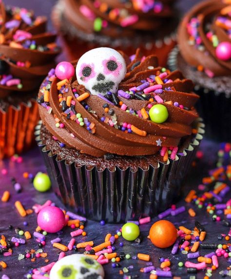 Mud Cupcakes, Chilli Chocolate, Halloween Cupcakes Decoration, Skull Cupcakes, Halloween Sprinkles, Halloween Treats For Kids, Holiday Aesthetic, Halloween Cupcake, Halloween Sweets