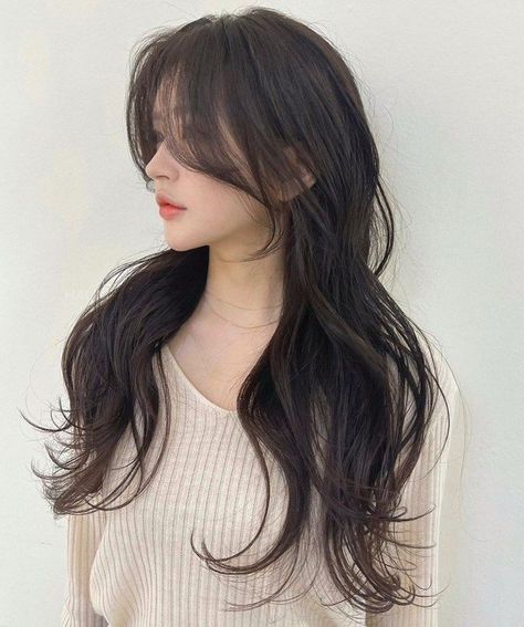 Life's a Beach: Summer Haircuts for Short Wavy Hair with a Fun, Edgy Vibe Ways To Style Curtain Bangs, Ready Hairstyles, Layers And Curtain Bangs, Curtain Bangs Hairstyles, Summer Haircut, Feathered Layers, Caramel Blonde Hair, Long Length Hair, Fall Hairstyles