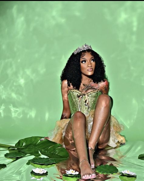 Black Princess Photoshoot, Green And Gold Photoshoot, Green Birthday Photoshoot Ideas, Green Birthday Photoshoot, Princess Tiana Photoshoot, Tiana Photoshoot, Enchanted Forest Theme Outfit, Princess And The Frog Photoshoot, Princess Tiana Sweet 16 Ideas