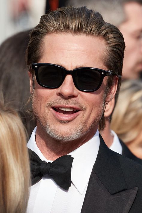 Brad Pitt Glasses, Brad Pitt Sunglasses, Brad Pitt Photos, Funky Sunglasses, Mens Sunglasses Fashion, Ray Ban Men, Cool Glasses, Sweet Soul, Stylish Mens Outfits