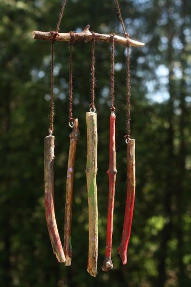 Make Wind Chimes, Wind Chimes Homemade, Happy Hooligans, Diy Wind Chimes, Deco Nature, Nature Walk, Forest School, Easy Crafts For Kids, Nature Crafts