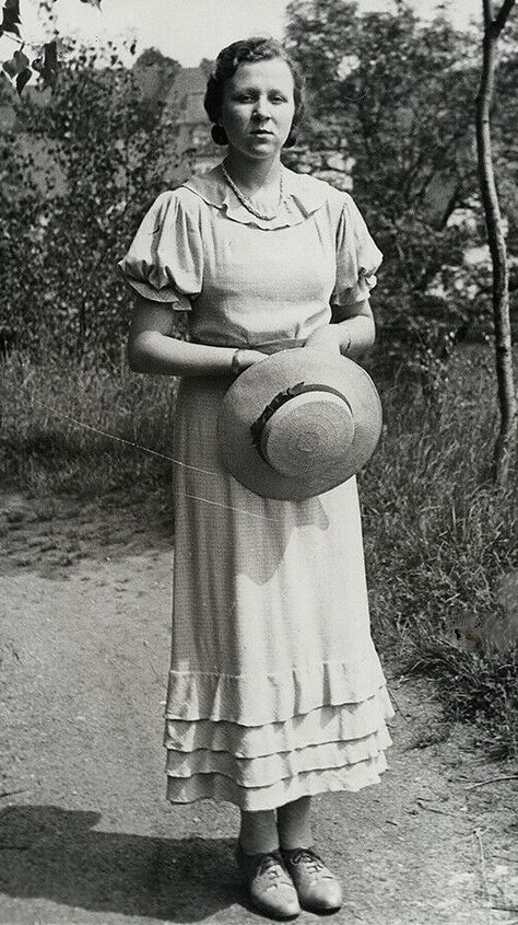 1930s 1930s Photography Women, 1920s Poor People, 1930s Photography, Apple Moonshine, 1930s Aesthetic, 1930s Photos, Poor Clothes, 1930s Clothes, 1920s Outfit