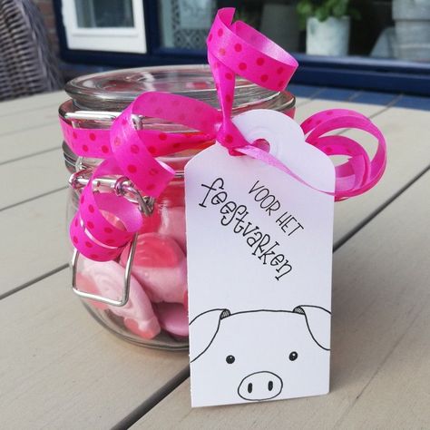 Een potje vullen met Katja Biggetjesgeld bijvoegen en een leuk kaartje makenEen leuke manier om een kind kado te geven. Puppy Chow Cookies, Gifts For Boyfriend Long Distance, Diy Presents, Diy Gift Wrapping, Jar Gifts, Diy Birthday Gifts, Close To Home, Diy Birthday, Christmas Pictures