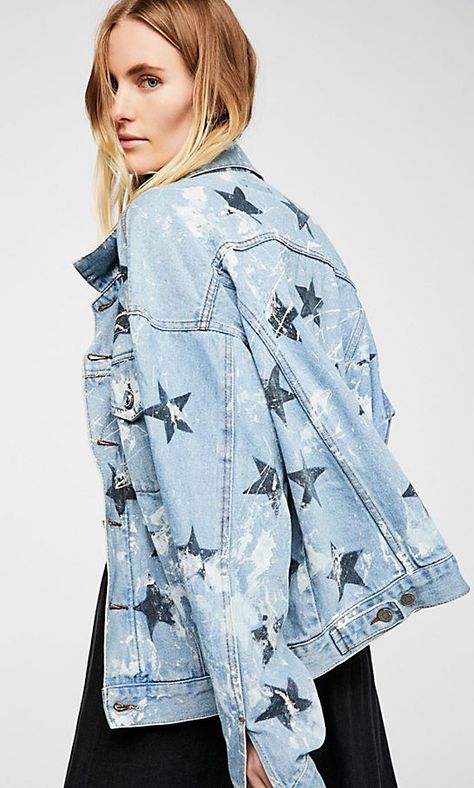 #denim #jacket #stars #4thofjuly #patriotic Fall Jackets For Women, Star Denim Jacket, Denim Jacket Painted, Star Jacket, Ropa Upcycling, Outfits Primavera, Diy Denim Jacket, Jean Jacket Outfits, Painted Denim Jacket