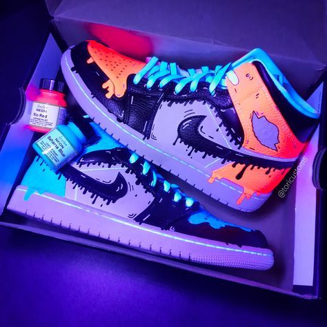 Hi! I make custom shoes to order. You can find me on instagram toricustoms :) Costume Jordans Shoes, Customized Nike Shoes Jordans, Custom Jordan 1 High, Custom Sneakers Ideas, Shoes Air Jordans, Custom Jordan 1, Custom Jordan Shoes, Cool Nike Shoes, Jordan Custom