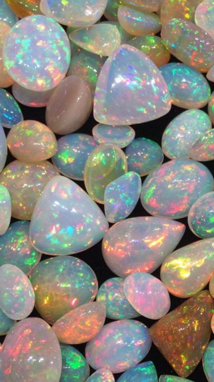 Piedras de colores Soulful Wallpaper, Irredescent Aesthetic, Holographic Art, Holographic Wallpapers, صفحات التلوين, Crystal Aesthetic, Tapeta Galaxie, Minerals And Gemstones, Rocks And Gems