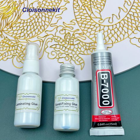 This set includes: 25ml wire-fixing glue, 30ml sand-fixing glue, 30ml laminating glue 25ml fixed line glue: Enough for pattern lines less than 30 meters. 30ml sand-fixing glue: Enough for a drawing board with a diameter of less than 100cm 30ml laminating glue: Enough for a drawing board with a diameter of less than 60cm Wire-fixing glue Used for: Fix the gold wire to the board. How to use: Apply the wire-fixing glue along the lines of the pattern, and wait for 5 minutes before sticking Sand-fixing glue Used for: Temporarily fix the sand on the board, easy to modify the color How to use: After coloring, spray sand-fixing glue(diluted with water, glue:water=1:4). Spray vertically until the whole painting is wet and the color turns white. The sand-fixing glue is only temporarily fixing the sa Cloisonne Painting, Cloisonne Art, Glue Painting, Colored Sand, Drawing Board, Art Kits, Gold Wire, Diy Dog Stuff, New Hobbies