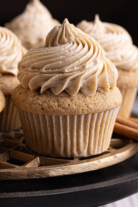 These warm, cozy Chai Spice Cupcakes with creamy chai-spiced frosting are packed with the perfect blend of spices, making them perfect for chai lovers and anyone who enjoys sweet, spiced desserts! Spiced Frosting, Spiced Desserts, Breakfast Brownies, Chocolate Cobbler, Spice Cupcakes, Chai Spice, Homemade Caramel, Brownie Cake, Baking Cupcakes