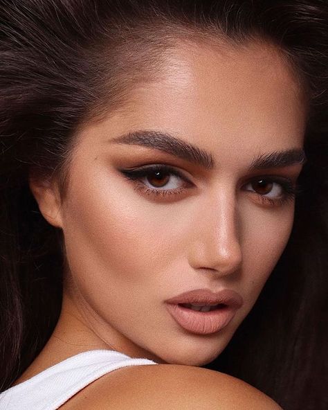 Laura Mercier on Instagram: “We love this warmed toned 90’s supermodel makeup look that #MUA @hungvanngo created on @maiacotton😍. #regram ⁣⁣ ⁣⁣ ⁣⁣ #LauraMercier…” Super Model Makeup, 90s Supermodel Makeup, 90s Models Makeup, Warm Toned Makeup, Supermodel Makeup, Maia Cotton, Hung Vanngo, Brown Eyeshadow Looks, 90s Makeup Look