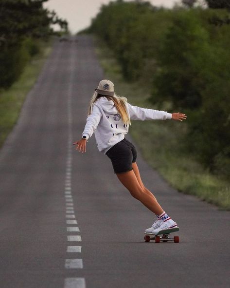 Longboard Aesthetic, Surfergirl Style, Skateboard Aesthetic, Surf Aesthetic, Surf Vibes, Skate Girl, Skater Aesthetic, Skateboard Girl, Photographie Portrait Inspiration