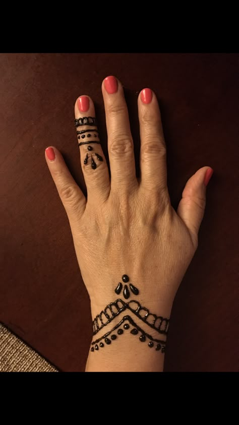 Hand Henna Designs Simple Easy, Henna Ideas Easy Simple, Easy Henna Ideas Simple Hand, Cute Small Henna Designs Hand, Easy Hena Desain Front Hand, Hena Desain Easy, Small Henna Designs Wrist, Hena Idea Easy, Henna Designs Simple Hand