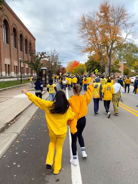 Maize Out Michigan Outfit, Cold Weather Game Day Outfit College, College Tailgate Aesthetic, Tailgate Photos, Tailgate Pictures, Umich Gameday, Tailgate Aesthetic, Umich Aesthetic, Boyfriend Photoshoot