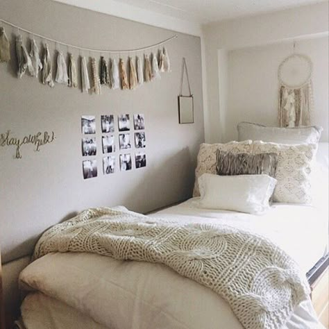 @pict_xolove coming in warm with this cozy af dorm | dormify.com Design Ložnic, Zimmer Diy, Dorm Sweet Dorm, Dorm Inspiration, Dorm Room Walls, Dorm Room Organization, Cute Dorm Rooms, Dorm Room Inspiration, College Room