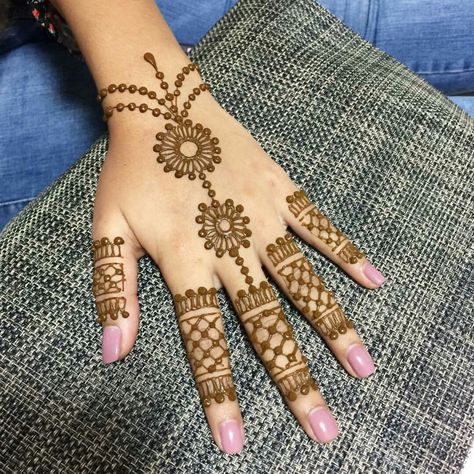 Light Mehndi Designs Back Hand, Easy Mehendi Back Hand, Simple And Easy Henna Designs, Simple Mehndi Designs Left Hand, Bel Mehendi Designs, Easy Mhndi Dsgns Front Hand, Chain Mehndi Designs, Easiest Mehndi Designs, Simple Mehndi Designs Inside Hand