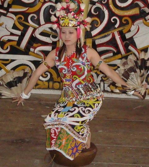 Tari Gong - East Kalimantan East Kalimantan, Bali Girls, North Sulawesi, Belitung, Indonesian Art, East Indies, Traditional Dance, Lets Dance, Southeast Asia