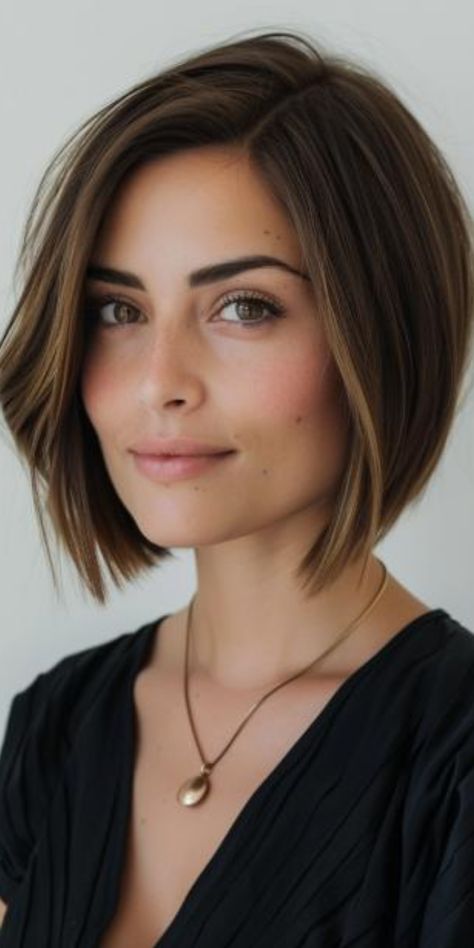 Refresh your hairstyle in 2024 with 23 distinct Angled Bob Haircuts. These styles are meticulously designed to offer both flair and function. Bob Angled, Mid Length Bob, Angled Bob Haircut, Low Main, Angled Haircut, Short Angled Bobs, Shaved Side, Angled Bob Haircuts, Haircut 2024