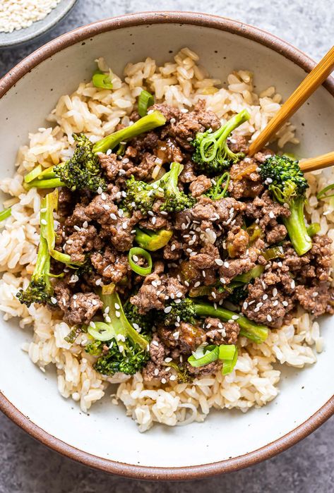 Teriyaki Ground Beef and Broccoli is an easy one pan dinner that can be on the table in about 30 minutes. It's delicious served as rice bowls and a takeout inspired meal the whole family Teriyaki Ground Beef, Teriyaki Rice Bowl, Beef And Broccoli Sauce, Ground Beef Breakfast, Teriyaki Rice, Beef Teriyaki, Ground Beef And Broccoli, Ground Beef And Rice, Teriyaki Chicken And Rice