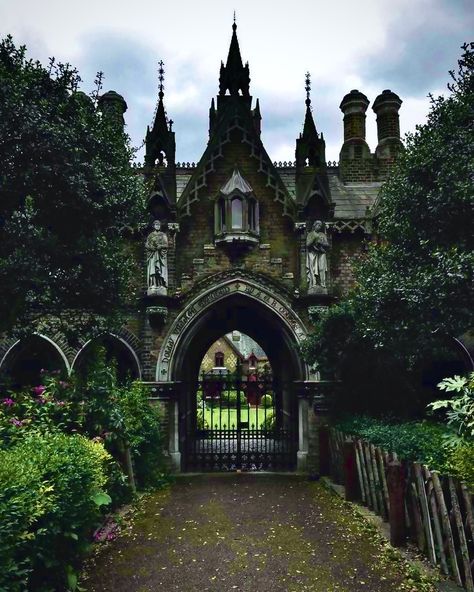 Victorian Era Aesthetic, Gorgeous Architecture, Dark Cottagecore Aesthetic, Gothic Cottagecore, Goth Cottagecore, Green Academia, Dark Naturalism, Emily Brontë, Dark Castle