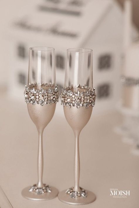 Beautiful glass decorations Champagne Glasses Decorated For Wedding, Diy Wedding Flutes Ideas, Wedding Glasses For Bride And Groom, Wine Glass For Wedding, Wedding Glasses Decoration, Wedding Glasses Diy, Bridal Glasses, Champagne Glasses Decorated, Champagne Flutes Wedding