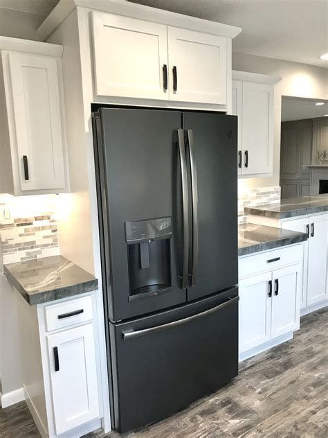 Kitchen Cabinets With Black Appliances, Ge Slate Appliances, Black Fridges, Slate Appliances, Black Appliances Kitchen, Kitchen Decor Inspiration, Black Appliances, Dark Cabinets, City House