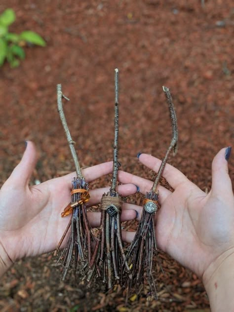 Green Witch Crafts Diy, Witchy Ideas Diy, Diy Imbolc Crafts, Homemade Broomstick, Diy Witchy Gifts, Witchy Broomstick, Diy Witchy Decor, Magical Crafting, Sticks Diy