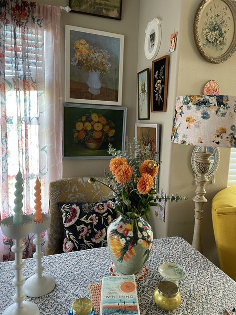 Granny Decor Style, Granny Decor, Cozy Eclectic Home, Granny Chic Decor, Eclectic Living, Eclectic Living Room, Granny Chic, Maximalism, Decor Home Living Room