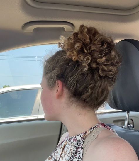 simple curly hair updo Curly Updo Casual, Natural Curly Hair Bun, Glowup List, Updo For Curly Hair, Curly Hair Bun Styles, Wild Curly Hair, Curly Hair Bun, Curly Hair Up, Long Natural Curly Hair