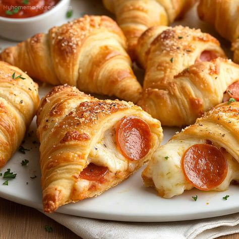 Pepperoni Pizza Crescent Rolls Pepperoni Pizza Crescent Rolls, Pepperoni Appetizers, Pepperoni Crescent Rolls, Pizza Crescent Rolls, Pizza Crescent, Crescent Roll Pizza, Pepperoni Rolls, Croissant Recipe, Pizza Flavors