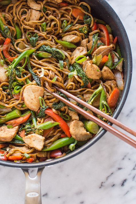 30 Minute Chicken Chow Mein | healthynibblesandbits.com Chicken Noodle Stir Fry With Vegetables, Stir Fry Chicken And Veggies With Noodles, Easy Chicken Chow Mein Recipe Stir Fry, Chicken Veggie Noodle Stir Fry, Pretty Pasta, Appetizer Vegan, Healthy Nibbles, P.f. Chang’s Chicken Lo Mein, Recipes Chinese