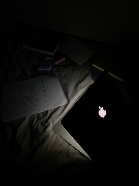 Black Macbook Aesthetic, Laptop Aesthetic Dark, Macbook Black, Fake Photo Sick, Beach Instagram Pictures, Free Lightroom Presets Portraits, Chill Photos, Lightroom Presets Portrait, New Photo Download