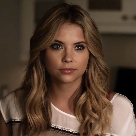 Hannah Marin Makeup, Hannah Marin Hair, Hanna Marin Makeup, Iconic Blonde Characters, Hannah Pretty Little Liars, Pll Makeup, Hannah Pll, Pretty Little Liars Makeup, Pretty Little Liars Hairstyles