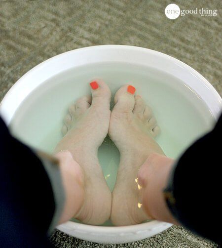 Listerine Foot Soak, Foot Soak Recipe, Toenail Fungus Remedies, Diy Pedicure, Pedicure At Home, Foot Soak, Spa Day At Home, Toenail Fungus, Nail Fungus