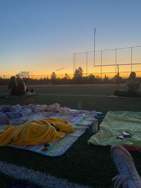 Senior Year Sunrise, Vision Board Senior Year, Senior Sunrise Aesthetic, Senior Year Vibes, Senior Year Activities Ideas, Senior Sunrise Pictures, School Picnic Ideas, Senior Year Vision Board, Senior Sunset Ideas