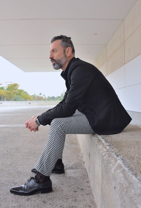 Ideas for dressing up wearing houndstooth pants, black shirt and blazer and black dress shoes and sheer socks Houndstooth Pants Outfit Men, Blazer And Black Dress, Houndstooth Pants Outfit, Black Pants Outfits, Mens Black Pants, Blucher Shoes, Menswear Outfits, Black Pants Outfit, Houndstooth Pants