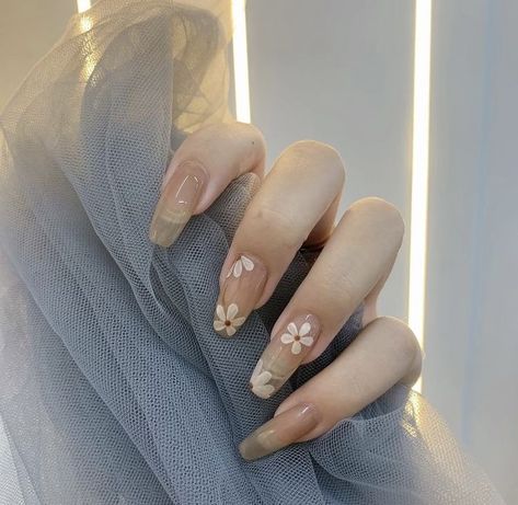 Simple Clear Nail Designs, Nail Designs Asian, Clear Flower Nails, Clear Nails With Flowers, Cute Clear Nails, Hippie Nails Simple, Clear Nails Ideas, Nails With White Flowers, Flower Design Nails