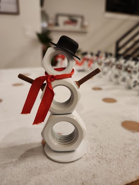 Homemade Metal Gifts, Nut Bolt Art, Metal Washer Crafts, Diy Nuts And Bolts Crafts, Hardware Ornaments, Christmas Ornaments Homemade Kids, Washer Crafts, Snowman Crafts Diy, Christmas Gift Tags Handmade