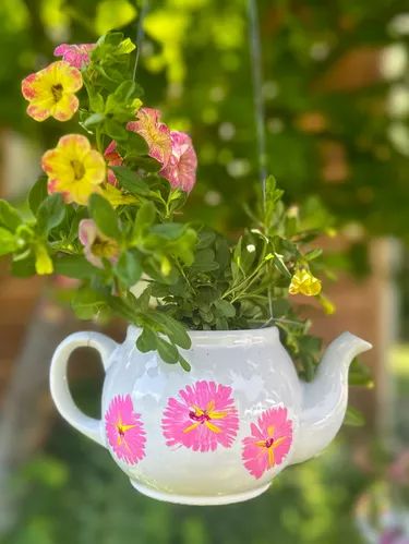 How to Make a Teapot Planter For Your Garden | ehow Teapot Planter, Teapot Garden, Teapot Crafts, Glassware Garden Art, Succulent Images, Vertical Garden Planters, Painted Teapot, Tea Pots Vintage, Unique Plants