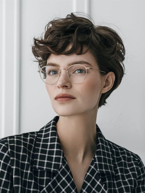 This textured pixie cut pairs beautifully with glasses, offering a modern and professional appearance. The tousled layers add volume and movement to the hair, giving a natural, relaxed look perfect for anyone wanting a chic and easy-to-manage style. Tousled Pixie Haircut, Pixie With Glasses, Short Curly Haircuts For Women, Low Maintenance Pixie, Curly Haircuts For Women, Natural Grey Hair, Pixie Cut Curly Hair, Textured Pixie, Textured Pixie Cut