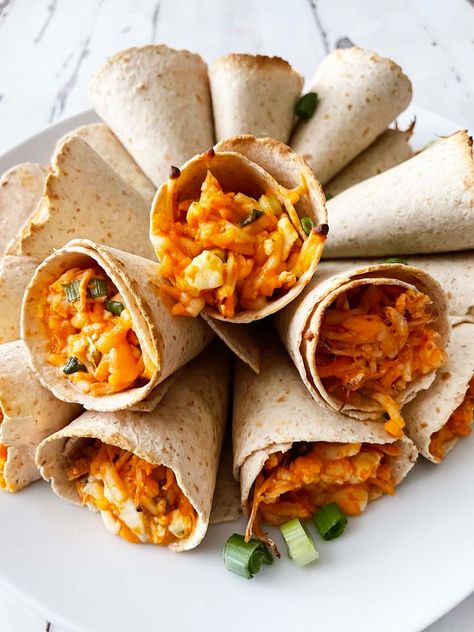 Blooming Buffalo Chicken Quesadilla Ring — The Skinny Fork Blooming Buffalo Chicken Quesadilla, Buffalo Chicken Ring, Quesadilla Ring, Best Quesadilla Recipe, Buffalo Chicken Wing Dip, Quesadillas Recipes, Buffalo Chicken Rolls, Buffalo Chicken Sauce, Chicken Wing Dip